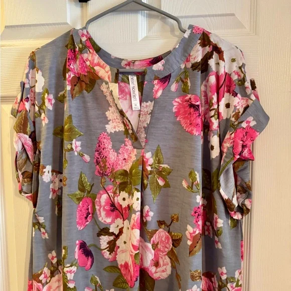 Dear Scarlett Floral Gray and Pink Top - Picture 3 of 5